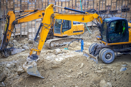 活动在建筑工地作的重型建筑设备无人驾驶飞机从空中向外观飞行装载机工程